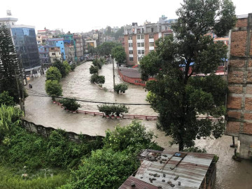 काठमाडाैंका नदी कोरिडोर डुबानमा, कपनमा छिर्‍याे खहरे (भिडियाे)